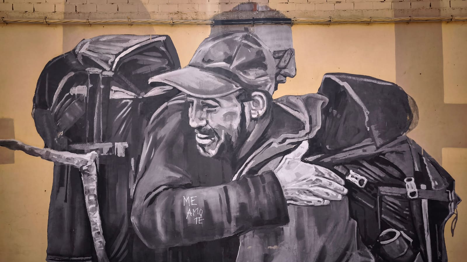 描繪旅人擁抱的黑白壁畫