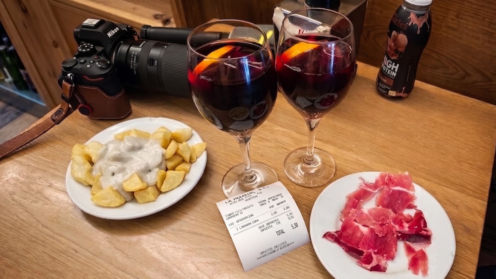 紅酒杯起司火腿的酒吧小食