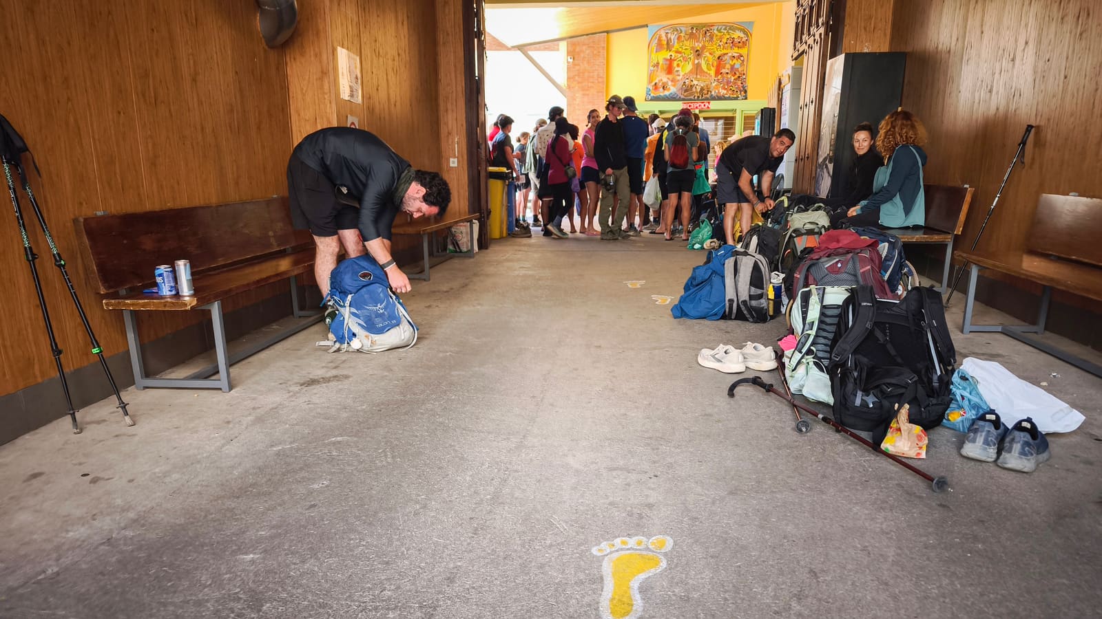 庇護所內整齊排列的背包