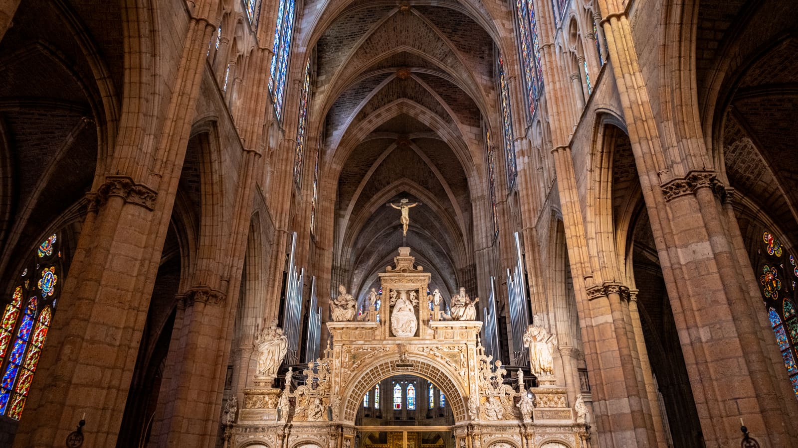 沿走廊延伸的拱形天花板
