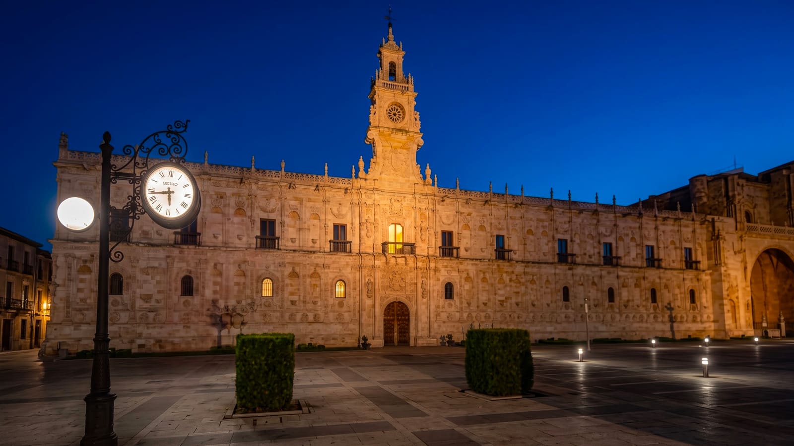 夜幕中的 León 大教堂廣場