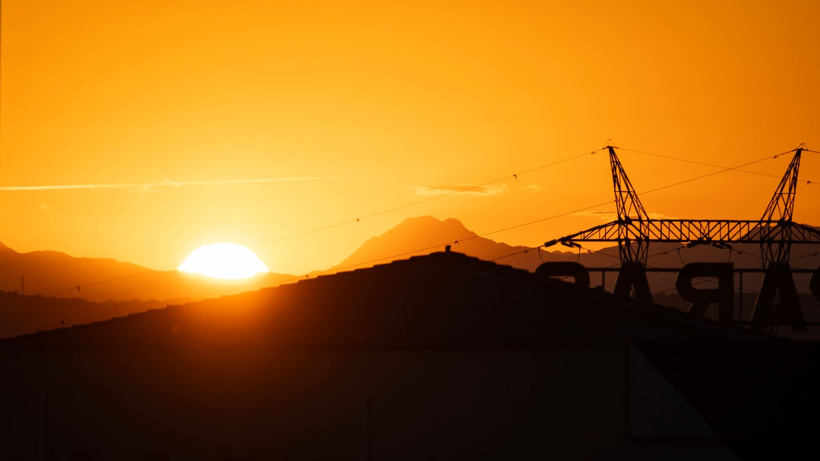 夕陽下橋面上的騎士剪影