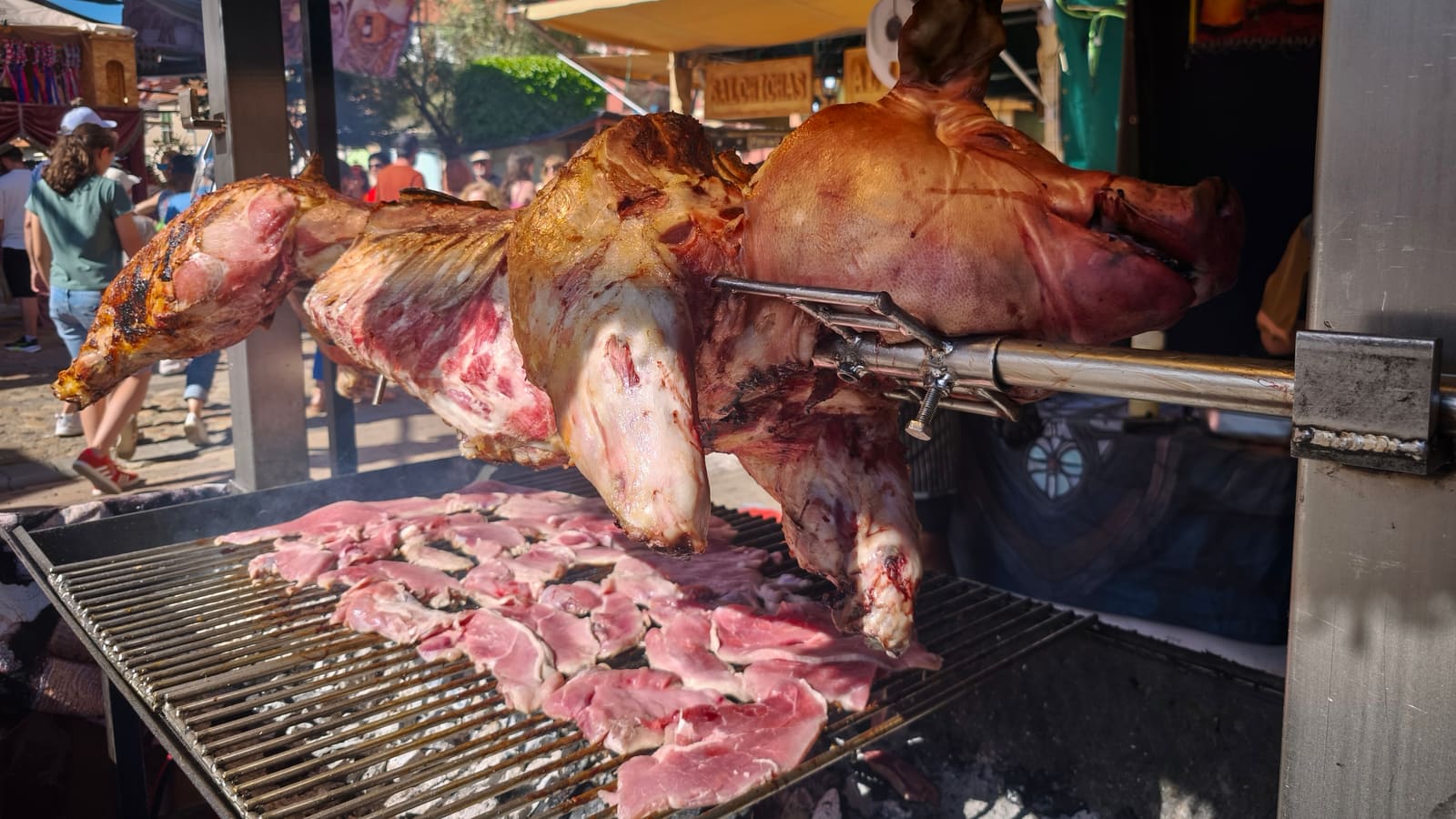 烤肉架上金黃焦香的烤肉