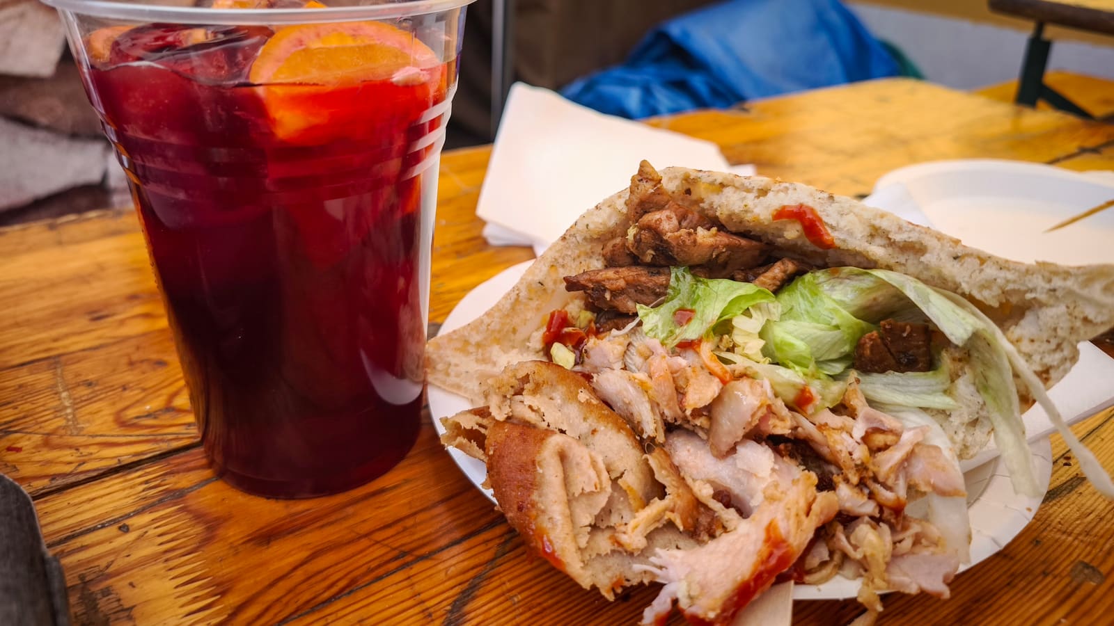 Sangria 與烤肉捲餅的中世紀盛宴