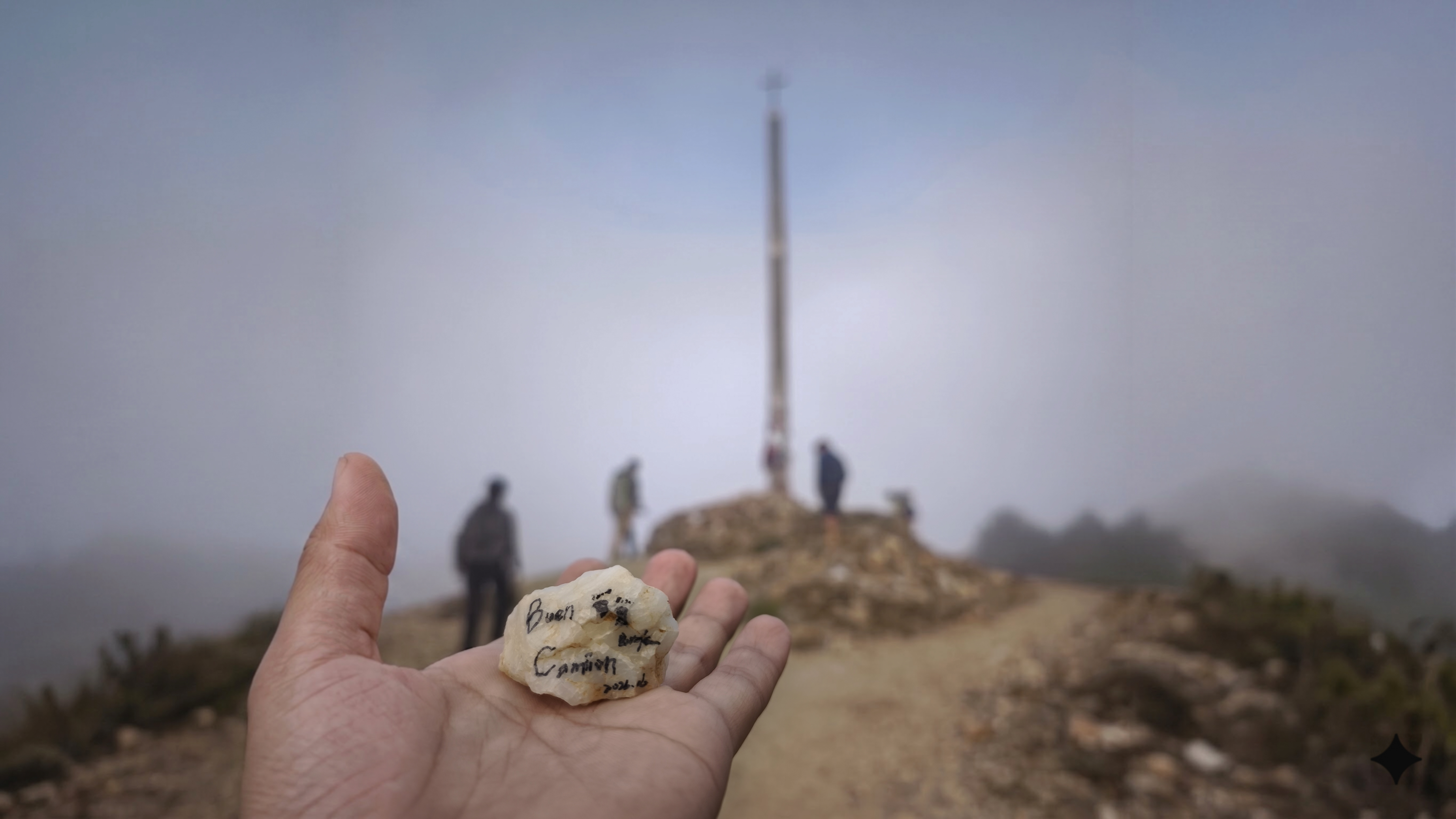 寫著Buen Camino的石頭特寫