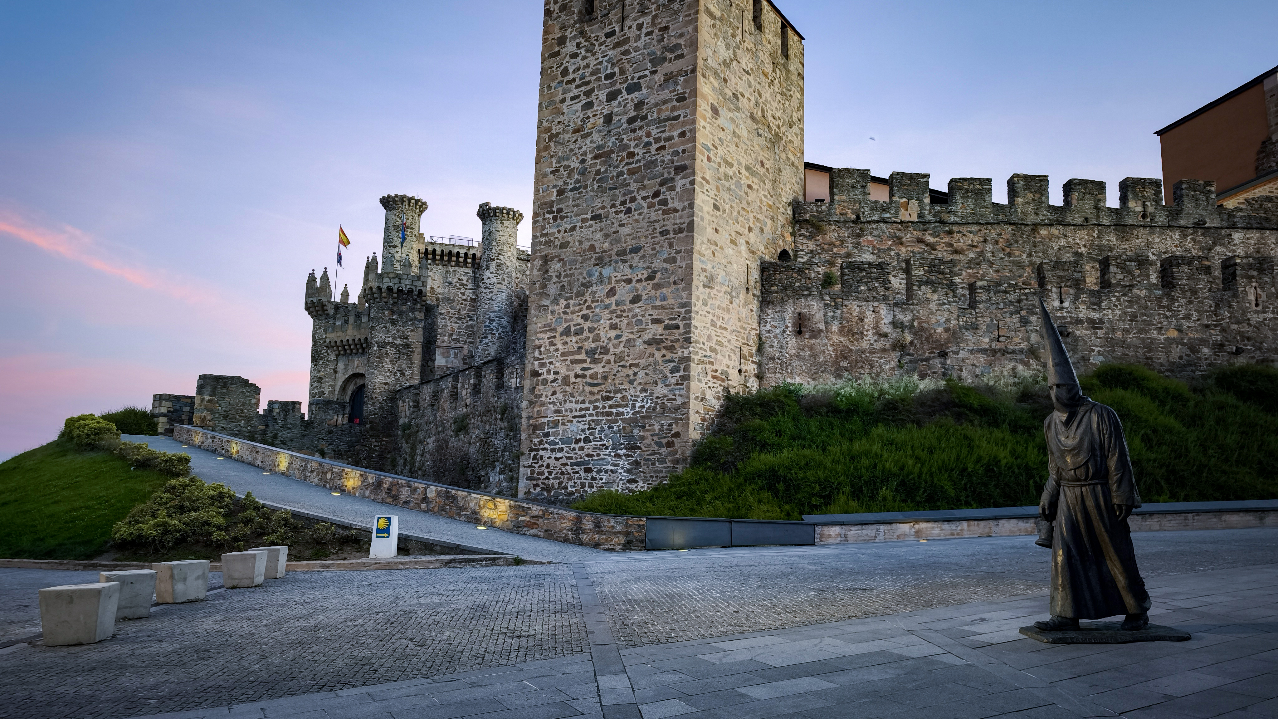 晨曦中的 Ponferrada 聖殿騎士古堡
