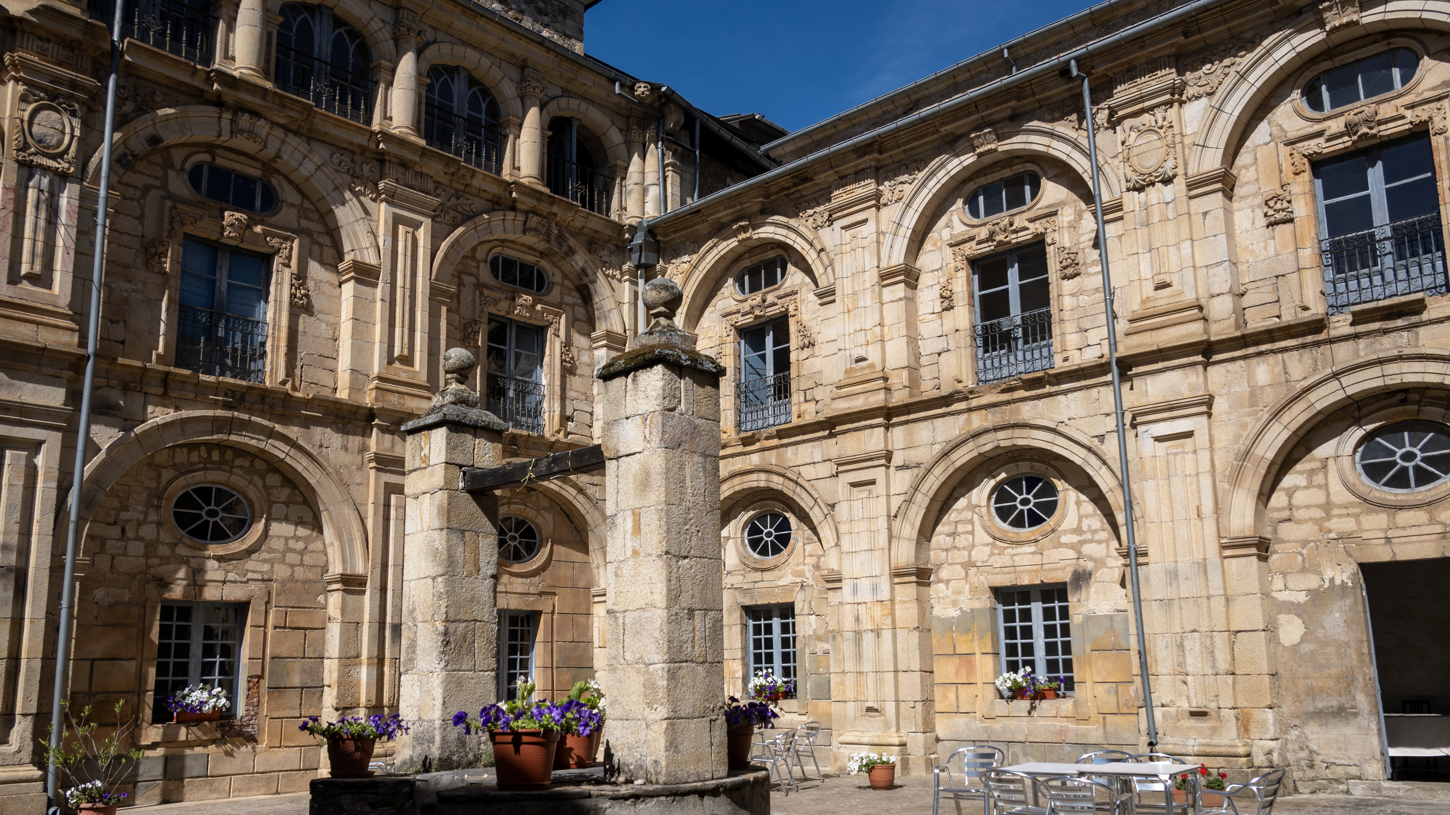 Albergue San Nicolás el Real 石拱中庭