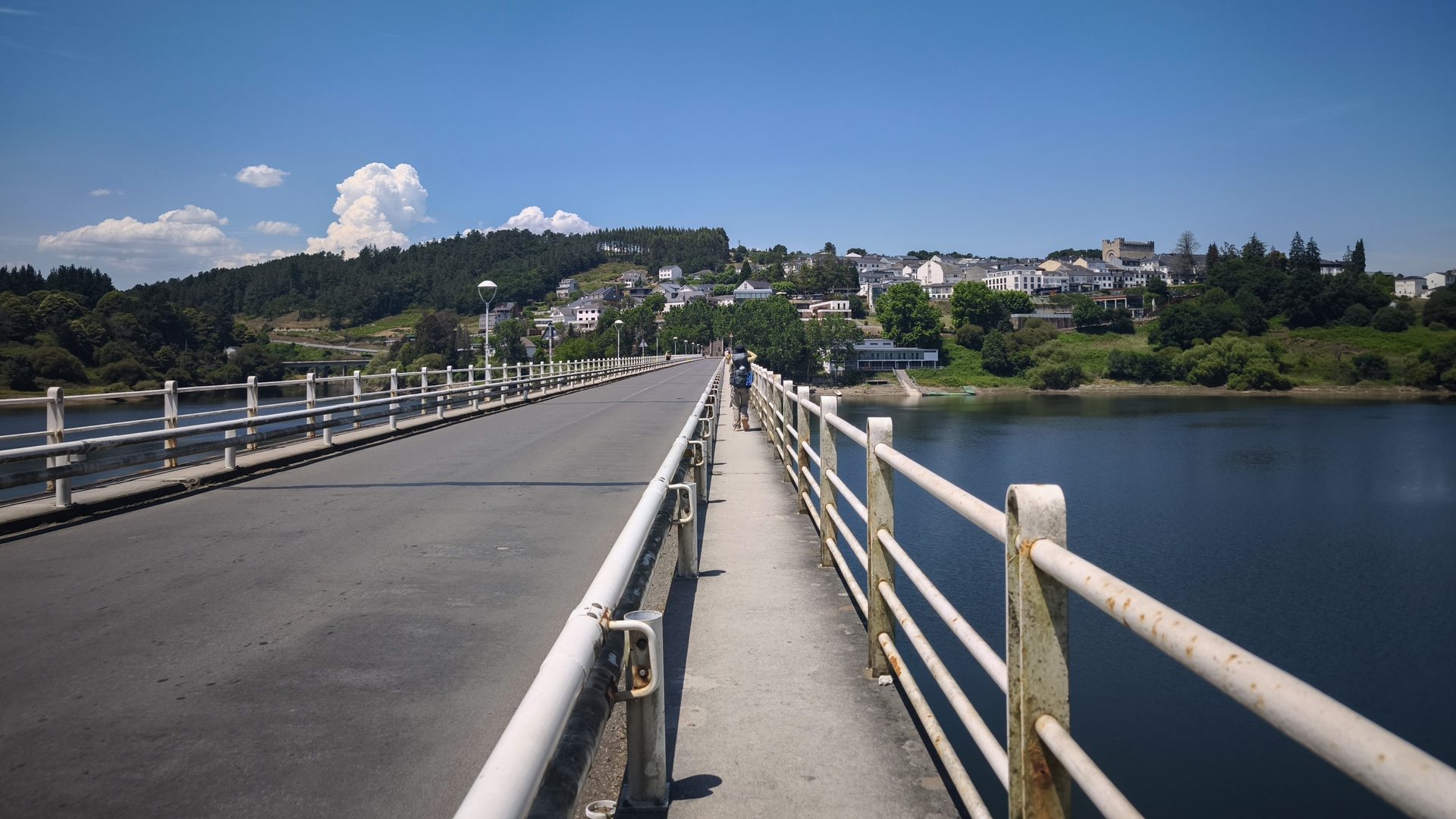 橫跨河面的壯觀長橋