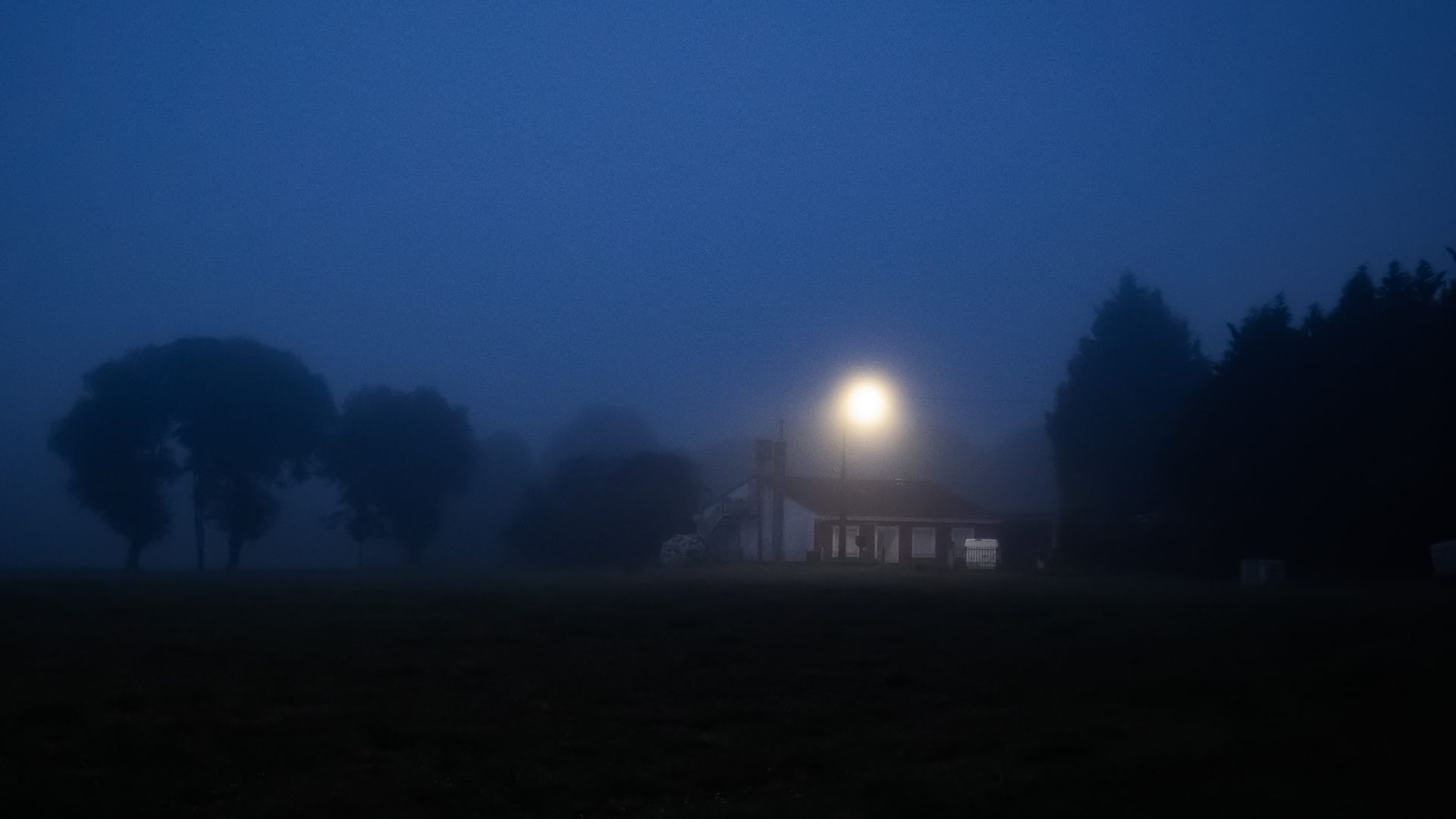 夜霧中的鄉間小屋與月亮