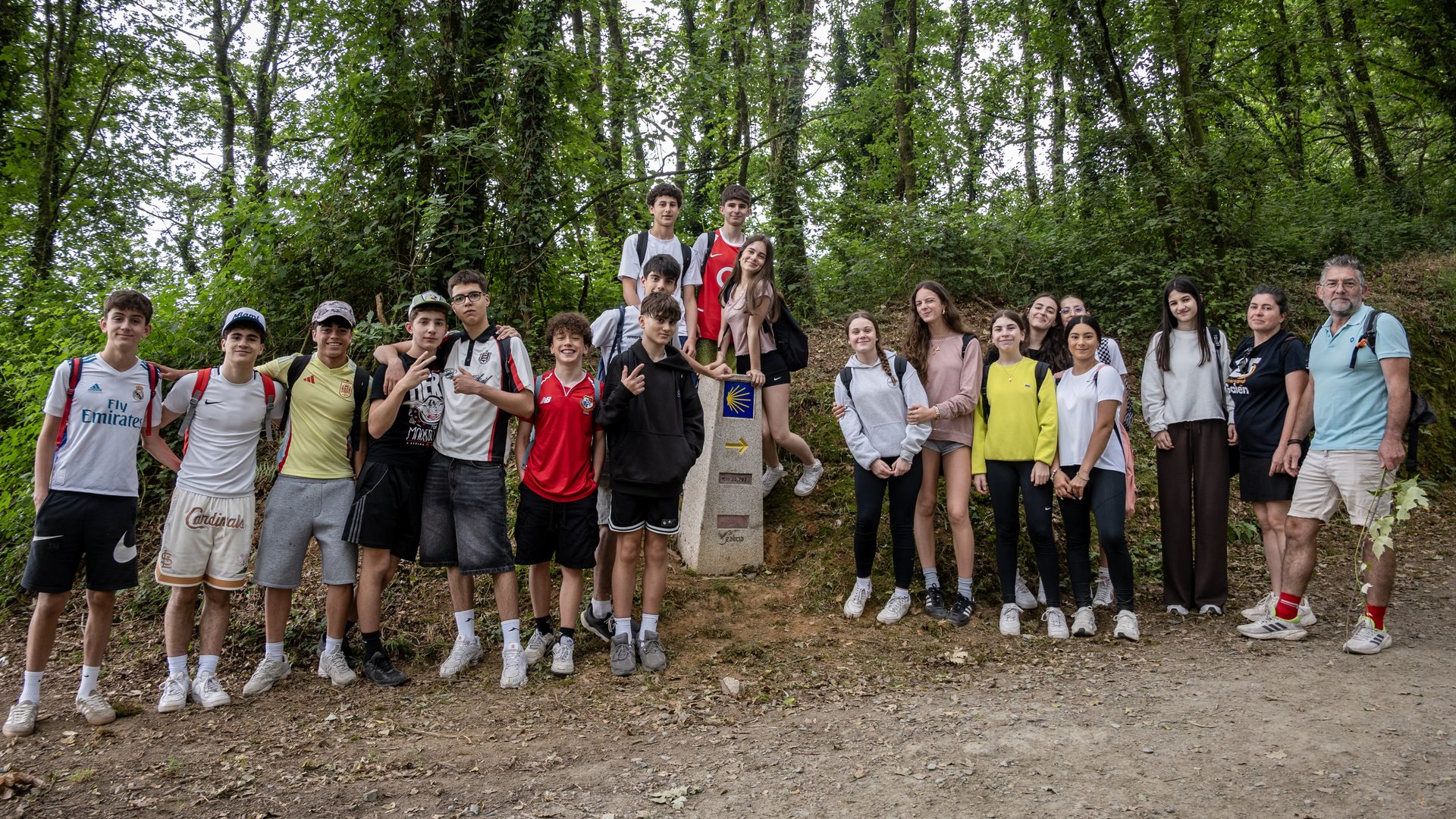 二十人的登山隊伍合影