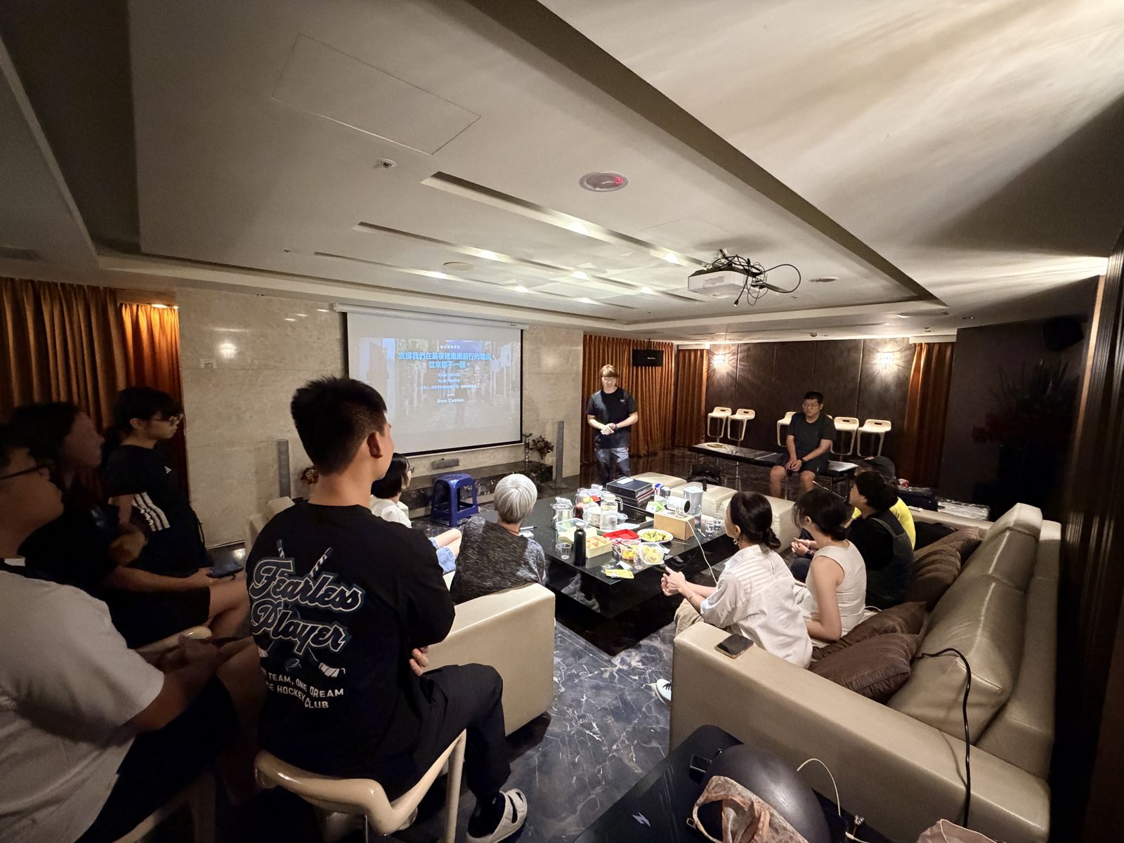 布魯克在台中世界之心分享朝聖之路故事，台下朋友專注聆聽