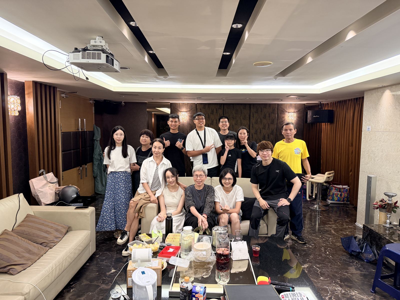 8/30 分享會全體大合照，15 位朋友在台中世界之心齊聚一堂