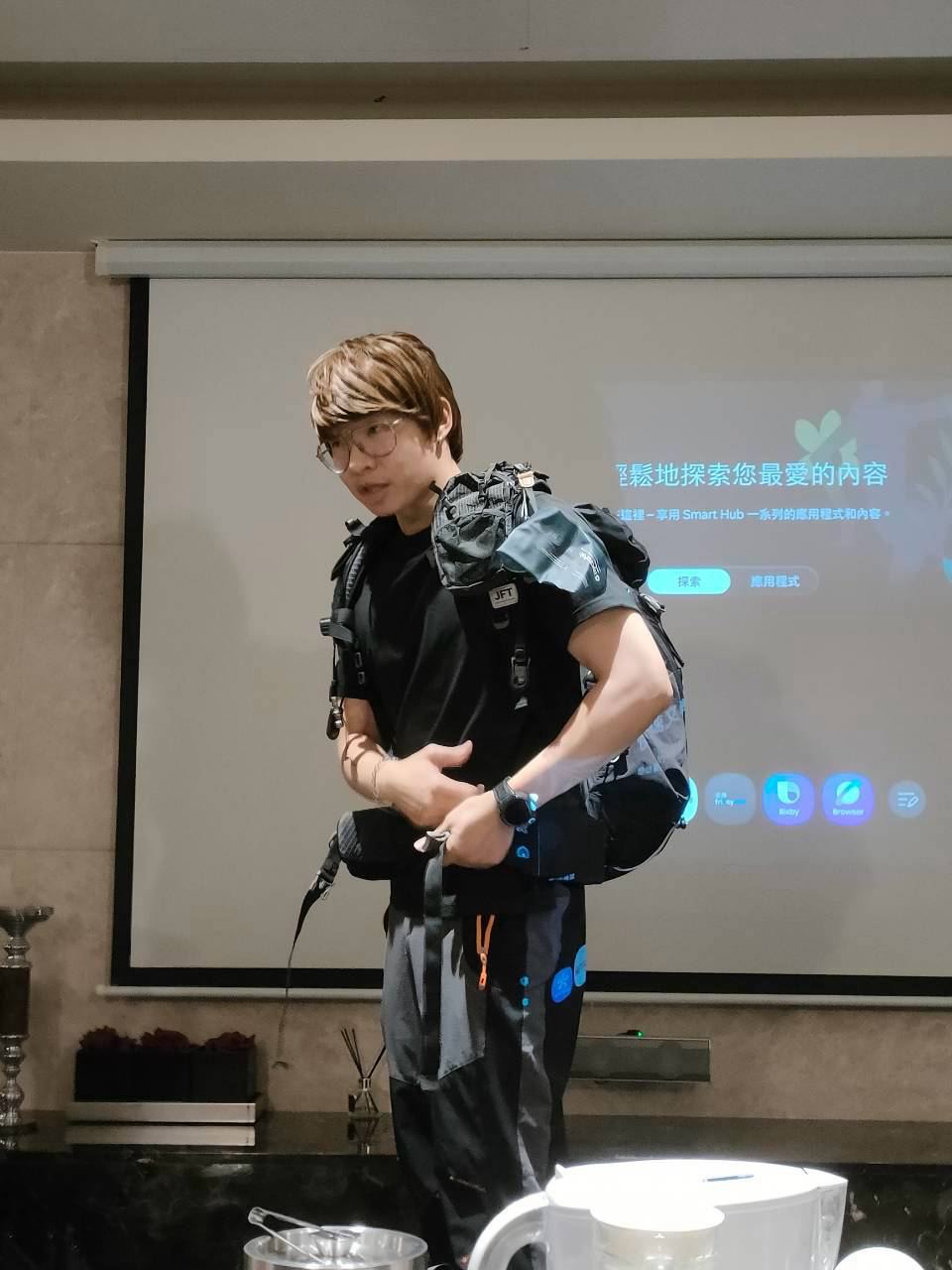 布魯克現場示範大背包背負技巧，講解肩帶腰帶調整與省力重心
